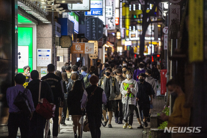 [=AP/뉴시스] 일본에서 기승을 부리던 코로나19에 새로 걸리는 환자가 크게 줄어드는 가운데 1일 밤 수도 도쿄의 번화가가 인파로 붐비고 있다. 이날부터 도쿄를 포함한 19개 도도부현에 내린 긴급사태 선언이 풀렸다. 2021.10.03