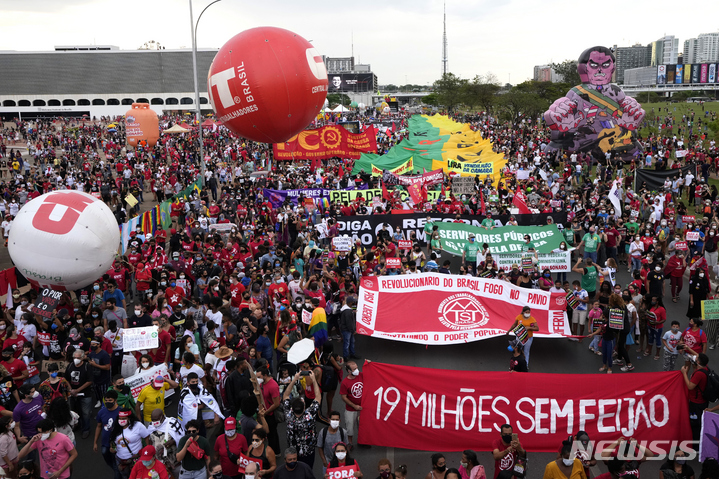 [AP/뉴시스] 2일 브라질 수도 브라질리아에서 시위자들이 정부의 코로나19 방역 실패와 백신구매 부패 혐의를 규탄하며 자이르 보우소나루 대통령 탄핵을 요구하고 있다. 브라질은 지난주 평균 하루 2만1000명 감염되고 510명 씩 사망했다