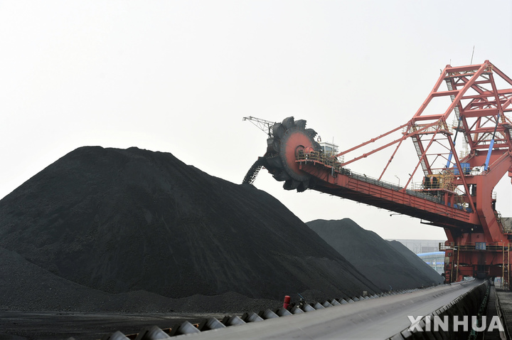 [베이징=신화/뉴시스]지난 7월7일 중국 허베이(湖北)성 창저우(滄州)의 황화(黄驊)항에 석탄이 적재돼 있다. 중국 산시(山西)성의 주요 석탄 생산 중심지를 강타한 홍수로 석탄 가격이 치솟으면서 계속되는 전력 부족 문제를 해결하기 위한 중국 정부의 노력이 복잡해지고 있다. 2021.10.12