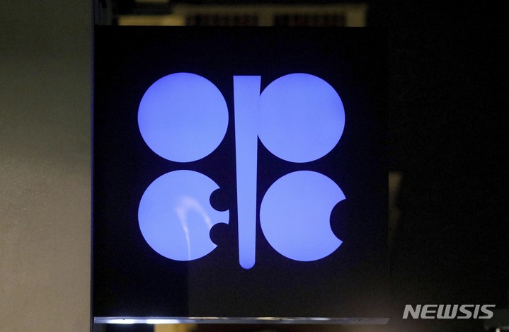 [빈(오스트리아)=AP/뉴시스]지난 2019년 12월 19일 오스트리아 빈의 석유수출국기구(OPEC) 본부에 OPEC 로고가 보이고 있다. 2022.01.04.