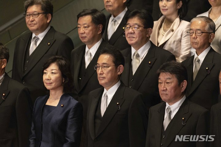 [도쿄(일본)=AP/뉴시스]지난해 10월 4일 기시다 후미오 일본 내각이 새롭게 출범했다. 이날 밤 기시다 총리가(맨 앞줄 가운데) 내각 각료들과 함께 기념 촬영을 하고 있다. 두번째줄 왼쪽에서 두번째가 마쓰노 히로카즈 관방장관. 2021.10.05.