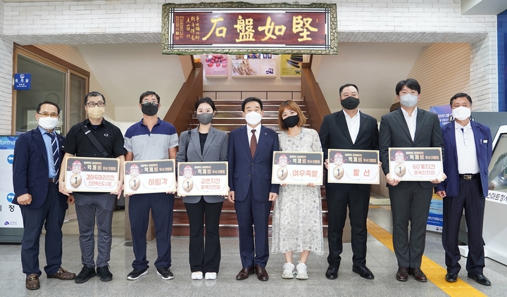 [진천=뉴시스] 충북도 공공배달앱 '먹깨비' 우수가맹점 시상식. (사진=진천군 제공) photo@newsis.com *재판매 및 DB 금지