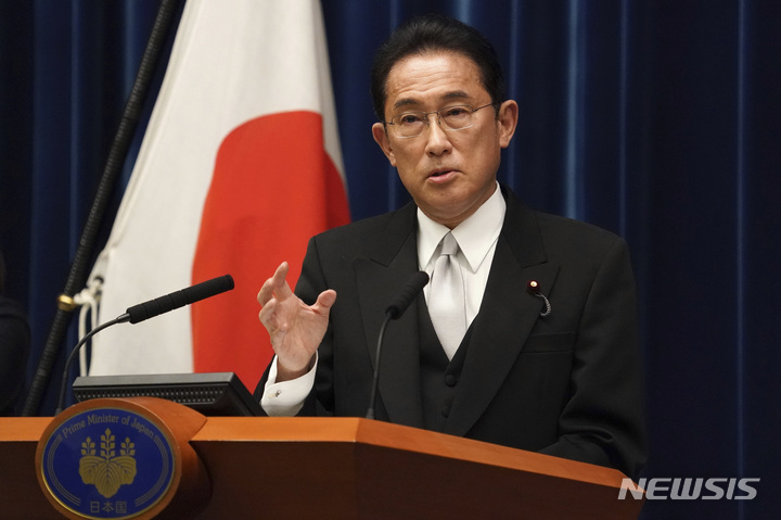 [도쿄=AP/뉴시스] 기시다 후미오 일본 총리가 4일 도쿄 총리 관저에서 기자회견을 하고 있다. 2021.10.05.