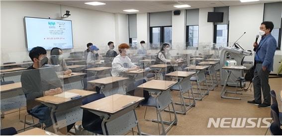 [서울=뉴시스]6일 오전 대면수업을 운영하고 있는 숭실대학교 강의실 모습. 사진 숭실대.