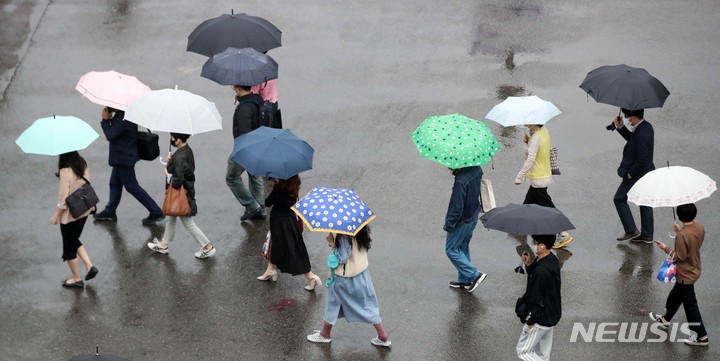 [서울=뉴시스] 김선웅 기자 = 비가 내린 6일 오전 서울역광장에서 우산을 쓴 시민들이 길을 걷고 있다. 2021.10.06. mangusta@newsis.com