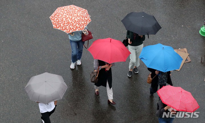 [서울=뉴시스] 김선웅 기자 = 비가 내린 지난 6일 오전 서울역광장에서 우산을 쓴 시민들이 길을 걷고 있다. 2021.10.06. mangusta@newsis.com