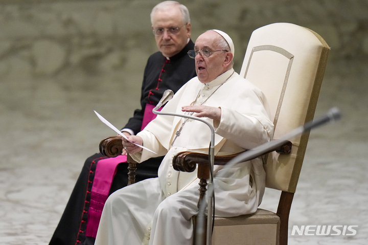 [교황청=AP/뉴시스] 프란치스코 교황이 지난 6일(현지시간) 교황청 바오로 6세홀에서 진행된 수요 일반알현에서 발언하고 있다. 2021.10.18.
