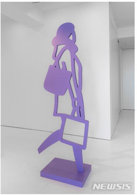 [서울=뉴시스] 줄리안 오피, Two bags fur hood, 2021, Auto paint on aluminium, 202.1 x 80.7 x 3 cm, Courtesy of the artist and Kukje Gallery,이미지 제공: 국제갤러리