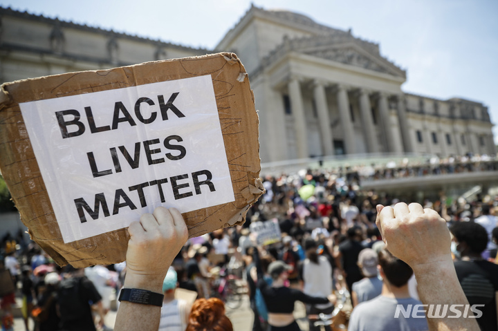 [뉴욕(미국)=AP/뉴시스]지난해 6월 뉴욕에서 '흑인 목숨도 소중하다(Black Lives Matter)' 운동이 진행 중인 모습.2021.10.08.
