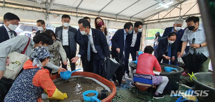 [경주=뉴시스] 이은희 기자 = 8일 오후 국회 문화체육관광위원회 소속 의원들이 경주 월성 발굴현장을 방문해 채로 걸러낸 씨앗을 살펴보고 있다. 2017년부터 계속된 이 작업을 통해 약 70여 종의 신라 씨앗을 찾아냈다. 2021.10.8. leh@newsis.com