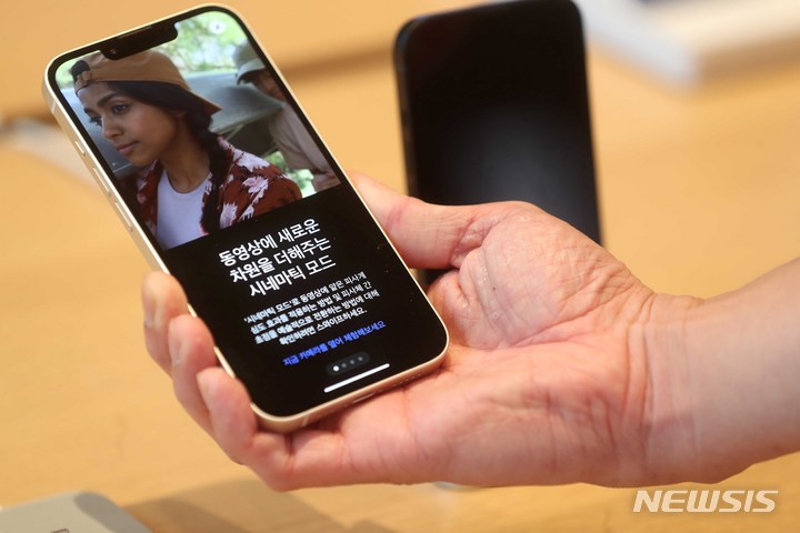[서울=뉴시스] 백동현 기자 = 애플의 신형 스마트폰 아이폰13 시리즈 판매가 시작된 8일 오전 서울 강남구 Apple 가로수길에서 고객들이 제품을 살펴보고 있다. (공동취재사진) 2021.10.08. photo@newsis.com