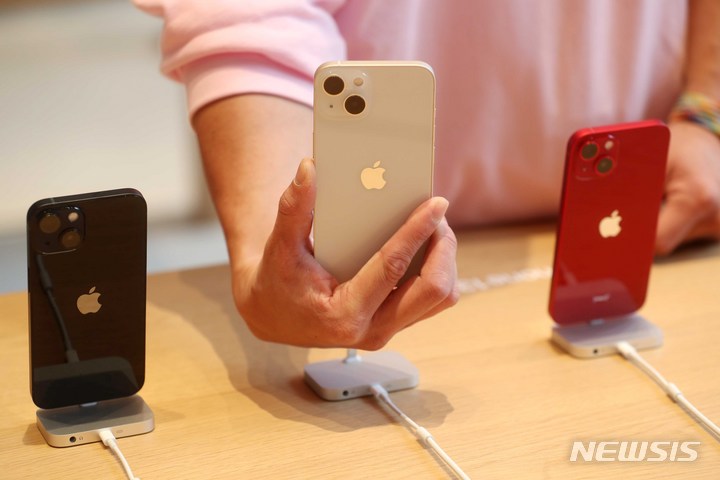 [서울=뉴시스] 백동현 기자 = 애플의 신형 스마트폰 아이폰13 시리즈 판매가 시작된 8일 오전 서울 강남구 Apple 가로수길에서 고객들이 제품을 살펴보고 있다. (공동취재사진) 2021.10.08. photo@newsis.com