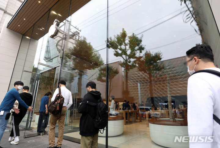 [서울=뉴시스] 백동현 기자 = 애플의 신형 스마트폰 아이폰13 시리즈 판매가 시작된 8일 오전 서울 강남구 Apple 가로수길에서 고객들이 입장 대기하고 있다. 2021.10.08. livertrent@newsis.com