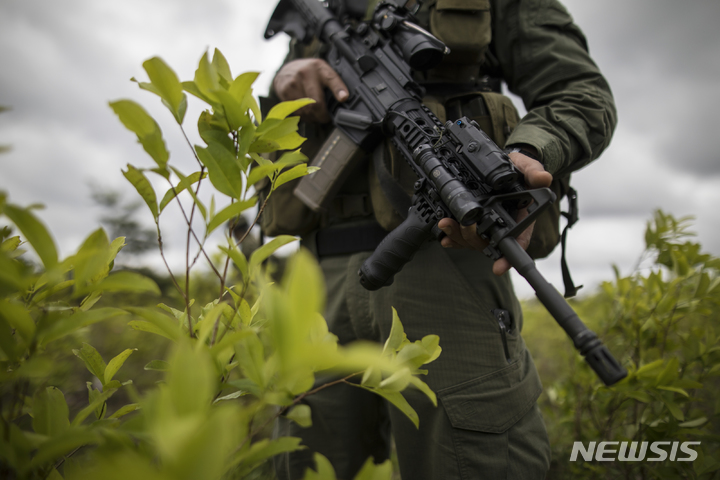 [투마코=AP/뉴시스] 콜롬비아 최대 마약조직 걸프 클랜의 우두머리 다리오 안토니오 우수가가 23일(현지시간) 군경에 체포됐다. 사진은 2020년 12월30일 군경이 콜롬비아 남서부 투마코에서 마약 단속을 펼치는 모습. 2021.10.24.