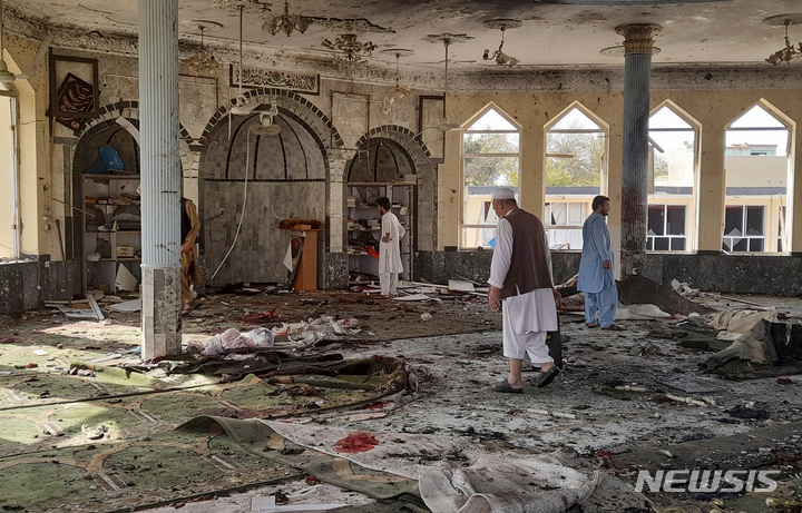 [AP/뉴시스]8일 아프간 쿤두즈주 모스크 폭탄공격 현장. 2021.10.09. photo@newsis.com