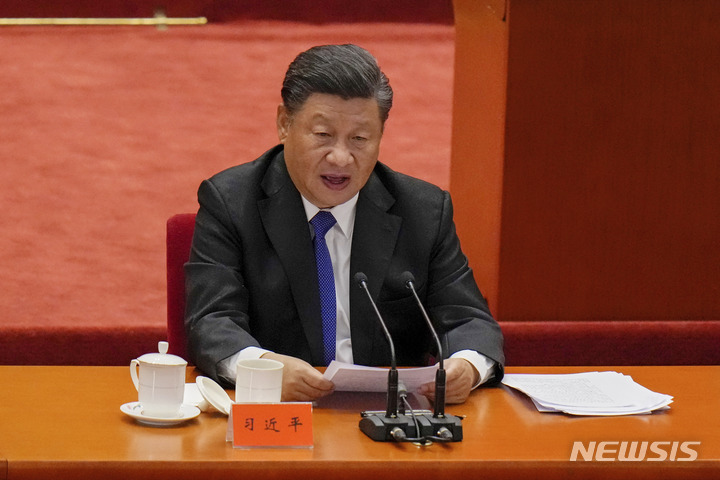 [베이징=AP/뉴시스]시진핑 중국 국가주석이 9일 베이징 인민혁명당에서 열린 신해혁명 110주년 기념식에서 연설하고 있다. 시 주석은 이날 연설에서 대만과의 평화 통일을 반드시 이루겠다고 밝혔다. 2021.10.09