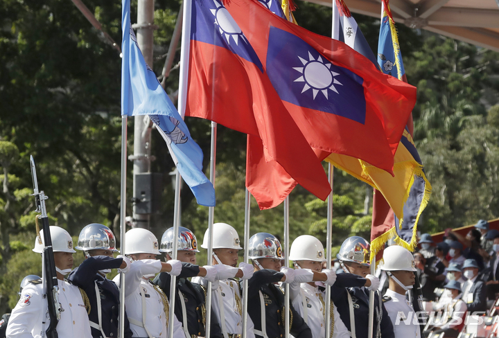 [타이베이(대만)=AP/뉴시스]지난 10일 타이베이에서 열린 대만 건국기념일 행사에서 군 의장대가 대만 국기를 들고 있다. 2021.10.19.