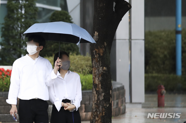 [서울=뉴시스] 정병혁 기자 = 비가 내린 지난달 10일 오후 서울 서초구 양재at센터 앞에서 우산을 쓴 시민들이 발걸음을 옮기고 있다. 2021.10.10. jhope@newsis.com