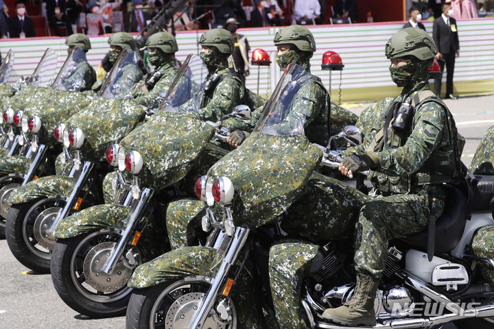 [타이베이=AP/뉴시스] 대만 수도 타이베이 중심가에 있는 총통부 앞에서 10일 열린 쌍십절 기념 군사 퍼레이드에 참여한 특수부대가 오토바이를 타고 위용을 과시하고 있다. 2021.10.11 