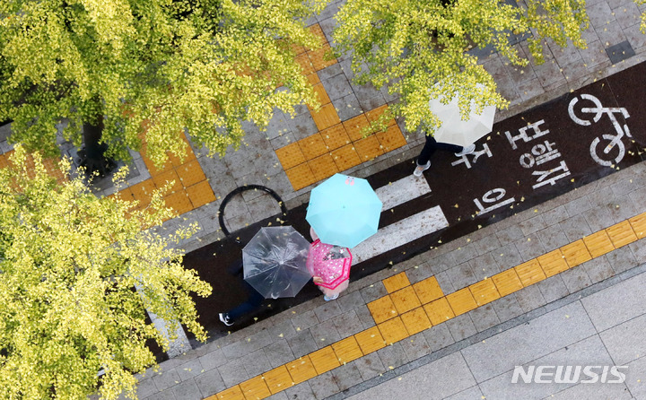 [서울=뉴시스] 추상철 기자 = 가을비가 내린 지난 10일 오후 서울 도심에서 우산을 쓴 시민들이 발걸음을 재촉하고 있다. 2021.10.10. scchoo@newsis.com