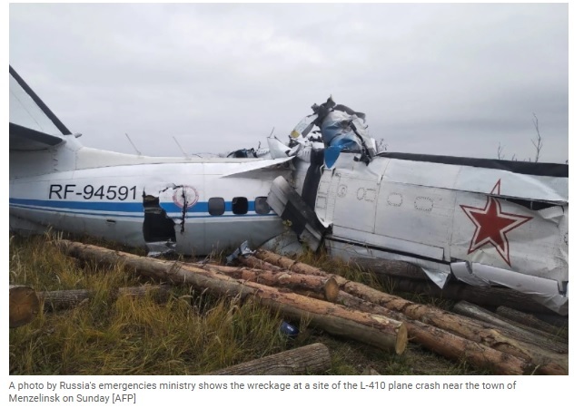 [서울=뉴시스] 러시아 중부 타타르스탄 자치공화국에서 22명이 탑승한 항공기가 추락해 16명이 숨졌다. 사진은 두 동강 난 사고기의 모습. (사진출처: 러시아 비상사태부 제공) 2021.10.11. 