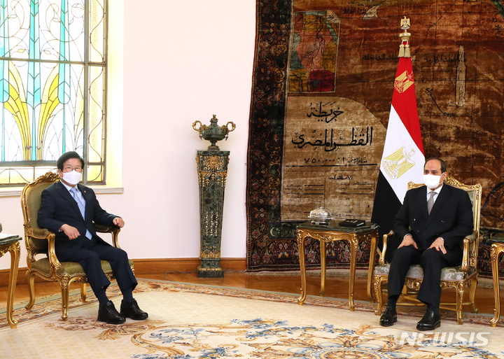 [카이로=뉴시스]이집트를 공식 방문 중인 박병석 국회의장은 10일(현지시간) 압델 파타 알시시 이집트 대통령을 예방했다. 2021.10.10. (사진=국회의장실 제공)