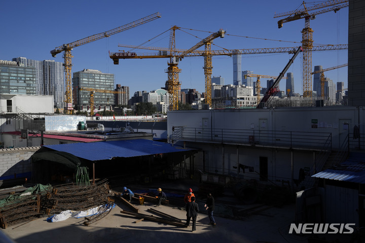 [베이징=AP/뉴시스] 11일 베이징 중심업무지구 스카이라인 인근 건설현장에서 노동자들이 일하고 있다. 2021.10.13.
