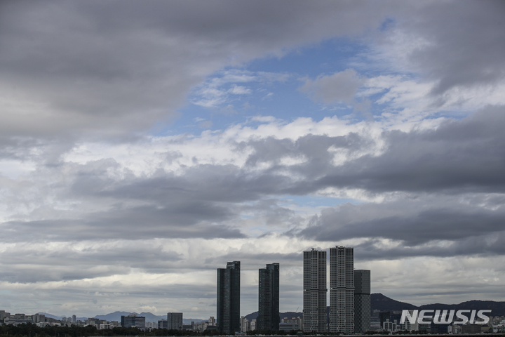 [서울=뉴시스] 정병혁 기자 = 쌀쌀한 날씨를 보인 지난 12일 오전 서울 성동구 동호대교에서 먹구름 사이로 파란 하늘이 보이고 있다. 2021.10.12. jhope@newsis.com