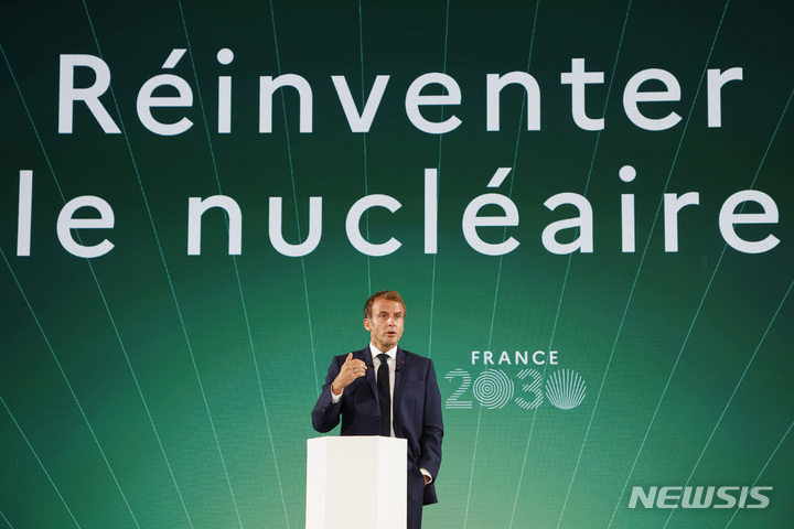 [AP/뉴시스] 12일 프랑스의 에마뉘엘 마크롱 대통령이 엘리제궁에서 초대형 국가투자 프로젝트 '프랑스2030' 안을 발표하는 자리에서 '원자력의 재발명' 항목을 설명하고 있다.