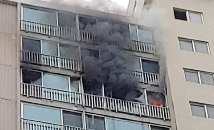 [부산=뉴시스] 13일 오후 부산 사상구의 한 아파트 23층 A씨의 집 베란다에서 불이 났다. (사진=부산경찰청 제공) *재판매 및 DB 금지