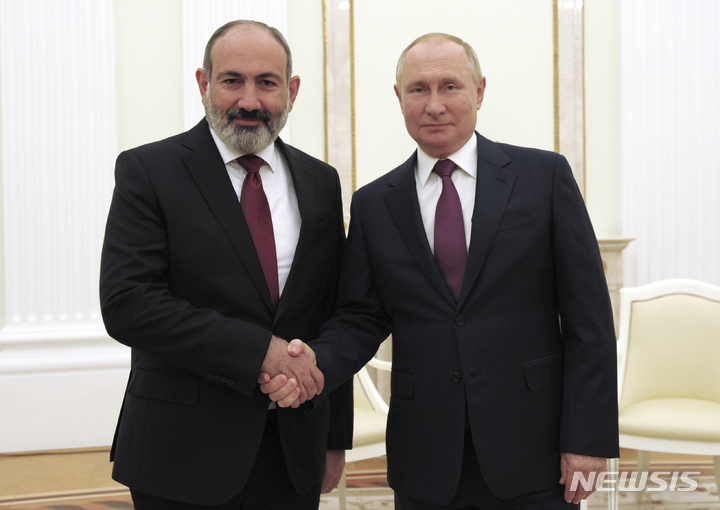 [모스크바= AP/뉴시스]아르메니아의 실권자인 니콜 파시냔 총리와 푸틴 러시아 대통령이 지난 해 10월 12일 모스크바에서 만나 악수하고 있다.  