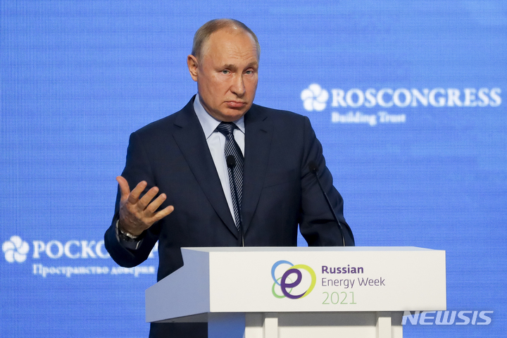 [모스크바(러시아)=AP/뉴시스]13일(현지시간) 블리디미르 푸틴 러시아 대통령은 모스크바에서 열린 러시아 에너지 위크 회의에서 연설하고 있다. 2021.10.14.