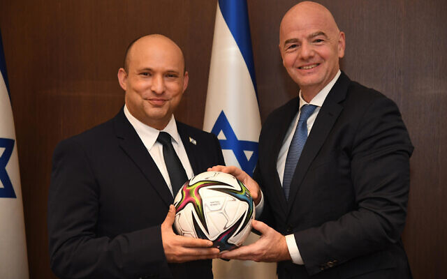 [서울=뉴시스]나프탈리 베네트 이스라엘 총리(왼쪽)와 지아니 인판티노 국제축구연맹(FIFA) 회장이 지난 12일 예루살렘에서 만나고 있다. 인판티노 회장은 월드컵 100주년인 2030년 월드컵을 이스라엘이 공동 개최할 것이라는 전망을 내놓았다고 베네트 총리가 밝혔다고 CNN이 13일(현지시간) 보도했다. <사진 출처 : 더 타임스 오브 이스라엘> 2021.10.14