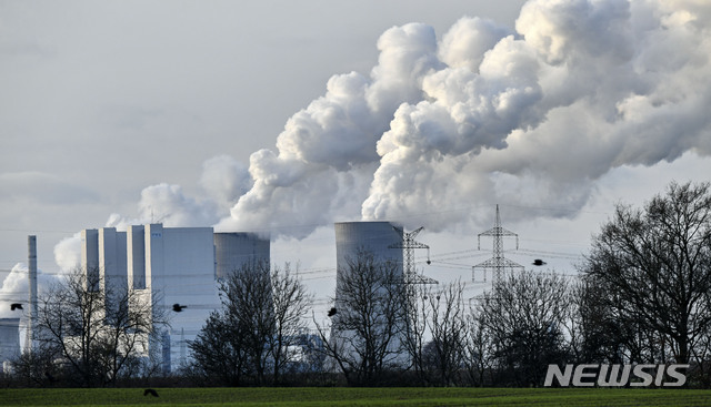 [베르크하임(독일)=AP/뉴시스] 2020년 1월 13일 독일 베르그하임에 있는 석탄화력발전소가 가동 중 증기를 내뿜고 있다. *재판매 및 DB 금지