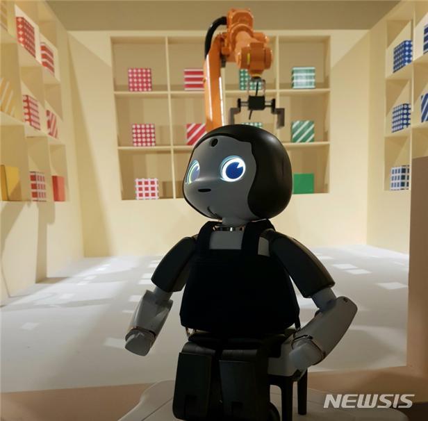 [창원=뉴시스] 마산로봇랜드에서 인기를 끌고 있는 AI 감정 로봇 '리쿠'.