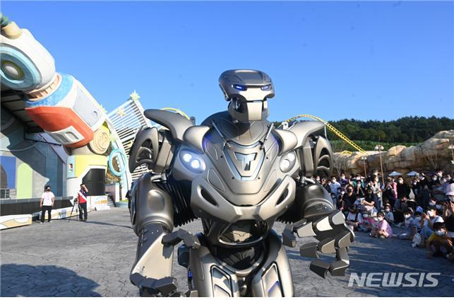 [창원=뉴시스] 마산로봇랜드에서 공연하는 실물 거대 로봇 '타이탄'.(사진=경남로봇랜드재단 제공)