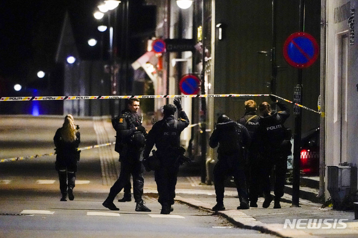 [콩스베르그=AP/뉴시스]지난 13일(현지시간) 노르웨이 오슬로 서쪽 콩스베르그에서 한 남성이 화살을 난사하는 사건이 발생, 경찰이 현장에서 조사를 벌이고 있다. 2021.10.19.