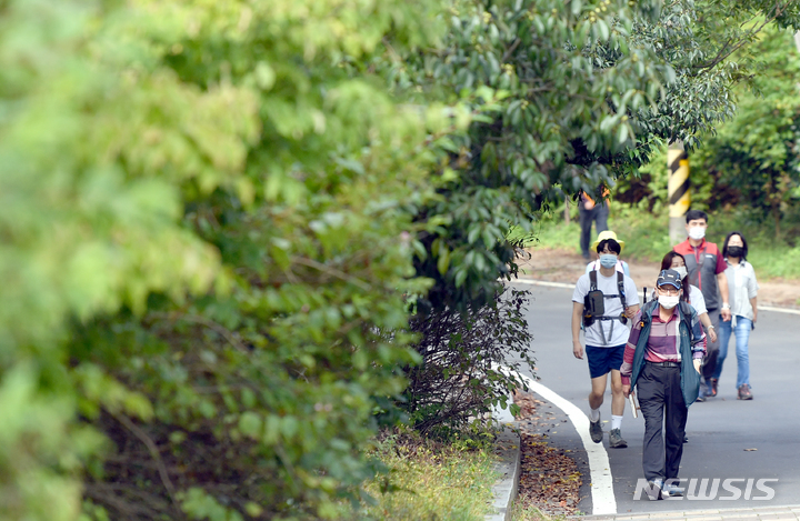 광주 동구 무등산국립공원에서 탐방객들이 길을 걷고 있다. (뉴시스DB) photo@newsis.com