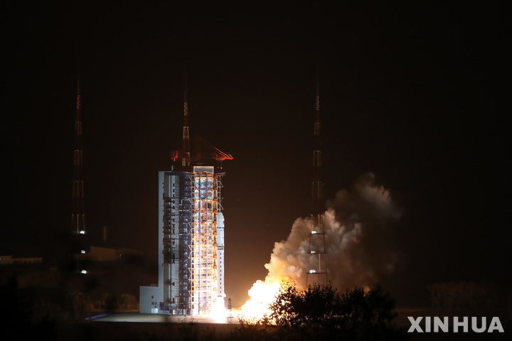 [타이위안(중국 산시성)=신화/뉴시스]중국 최초의 태양탐사위성 시허(羲和)를 탑재한 장정(長征)-2D 로켓이 14일 중국 북부 산시(山西)성 타이위안(太原) 위성발사센터에서 발사되고 있다. 2021.10.15