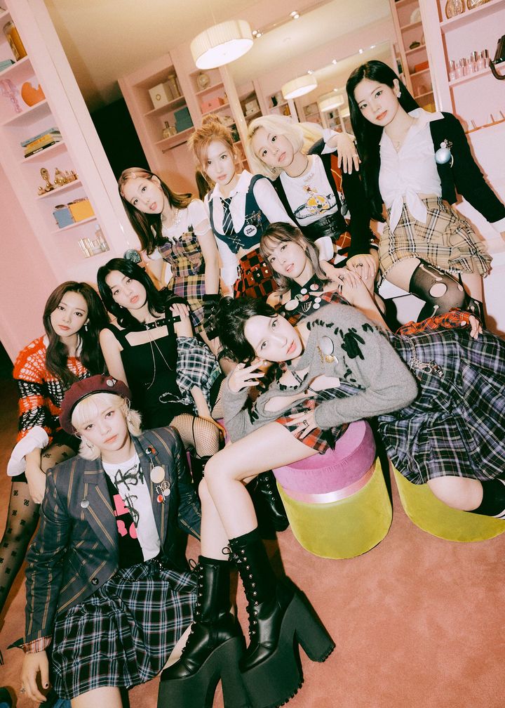 [서울=뉴시스] 트와이스가 오는 12월16일 아홉 번째 싱글 '도넛'을 발매한다. (사진=JYP엔터테인먼트 제공) 2021.10.15. photo@newsis.com *재판매 및 DB 금지