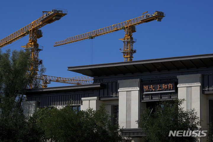 [베이징=AP/뉴시스]중국 베이징에 보이는 헝다그룹 신주택 개발 전시실 건물. 2021.10.22.photo@newsis.com