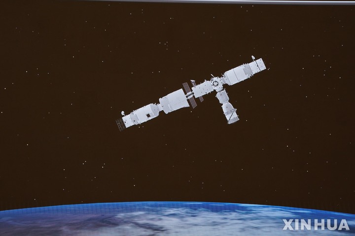 [베이징(중국)=신화/뉴시스]중국 유인우주선 '선저우 13호'가 톈궁 우주정거장 핵심 모듈과 도킹하는 모습. 2021.10.16.