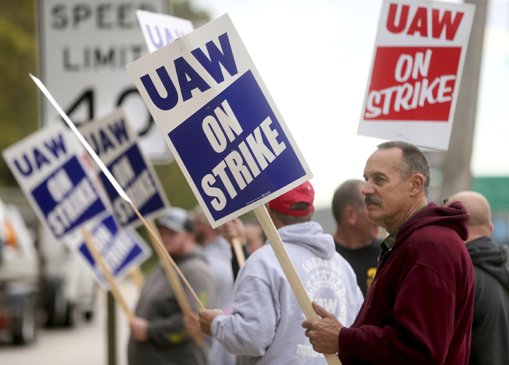 [듀부크=AP/뉴시스]14일(현지시간) 미국 아이오와주 듀부크에서 농업 및 건설기계업체 디어 생산직 근로자들이 파업에 돌입한 모습.  *재판매 및 DB 금지