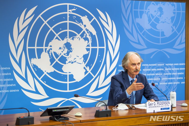[제네바(스위스)=AP/뉴시스]게이르 페데르센 유엔 시리아 특사가 지난 17일 스위스 제네바의 유엔본부에서 기자회견 중 시리아 내전을 끝내기 위한 시리아 개헌안 초안 마련을 위한 협상에 대해 설명하고 있다. 그는 22일(현지시간) 18일 시작된 협상이 실망스러운 결과로 끝났으며, 다음 회의 일정조차 잡지 못했다고 밝혔다. 2021.10.23