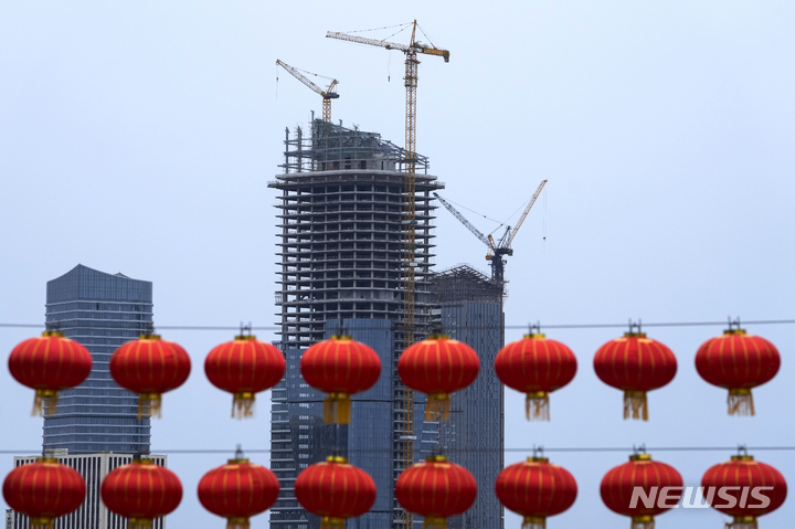[베이징=AP/뉴시스] 18일 중국 국가통계국이 2021년 3분기 국내총생산(GDP) 성장률이 4.9%를 기록했다고 발표했다. 이는 시장전망치를 밑도는 수치다. 지난 4일 베이이징 퉁저우 지역의 한 건물 신축 현장에 붉은 등불이 걸려 있는 모습. 2021.10.18