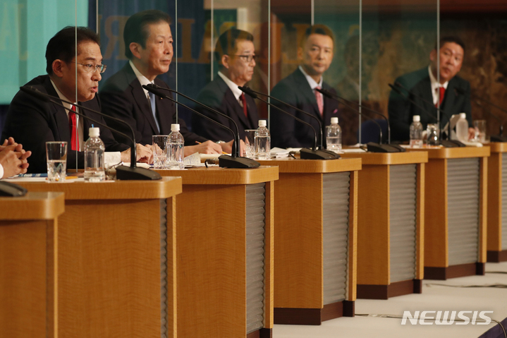 [도쿄(일본)=AP/뉴시스]기시다 후미오 일본 총리(가장 왼쪽)가 지난 18일 도쿄에서 열린 일본기자클럽 토론회에서 발언하고 있다. 2021.10.21.