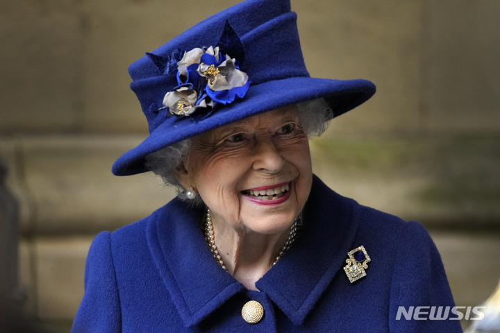 [런던=AP/뉴시스]영국 엘리자베스 2세 영국 여왕이 지난 12일 런던 웨스트민스터 사원에서 열린 영국 재향군인회 100주년 기념식에 참석한 후 떠나고 있다. 2021.10.22.