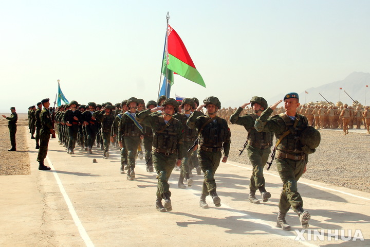 [ 두샨베( 타지키스탄)= 신화/뉴시스] 지난 해 10월 20일 옛 소련의 공화국 6개국의 집단안전보장 조약기구( CSTO)의 회원국 합동훈련에 참가한 타지키스탄 군대. 시리아정부는 최근 타지키스탄 출신 IS대원의 가족 146명을 수용소에서 석방해 귀국시켰다. 