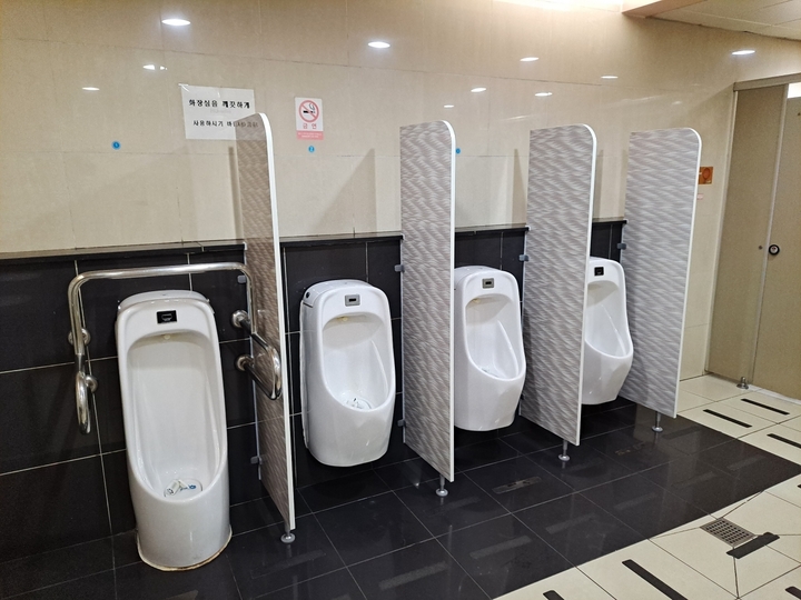 부산도시철도 역 남자화장실 소변기에 '키높이 칸막이' 