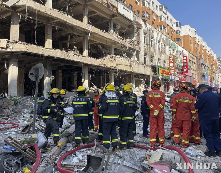 [선양=신화/뉴시스] 21일(현지시간) 중국 동북부 랴오닝성 성도 선양시의 한 식당 건물에서 가스 유출로 추정되는 폭발 사고가 일어나 구조대원들이 대응하고 있다. 현지 당국은 이 폭발로 지금까지 5명이 숨지고 47명이 다쳤다고 밝혔다. 2021.10.21.